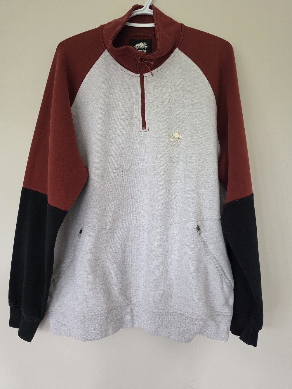 Roots Men's Raglan 1/4 Zip Pullover. Sweatshirt.  Size Large.